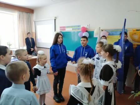 Сегодня прошла торжественная церемония посвящения в Орлята России обучающихся 3 класса, приуроченная ко Дню прав человека..