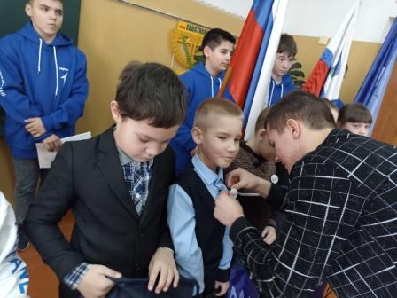 Сегодня прошла торжественная церемония посвящения в Орлята России обучающихся 2 класса, приуроченная ко Дню Героев Отечества.